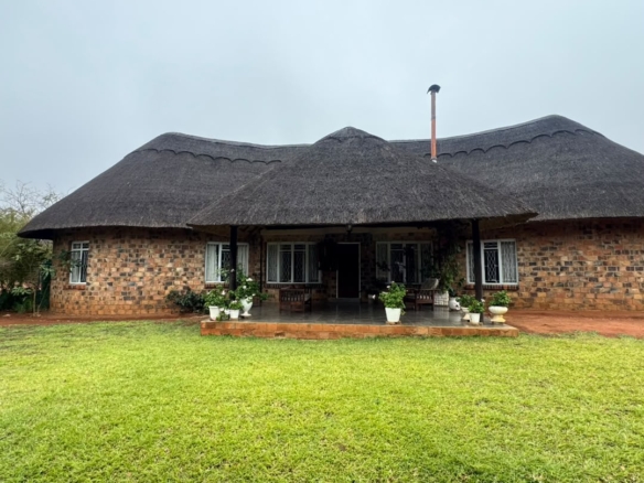 4 Bedroomed Thatched House in Burnside For Sale