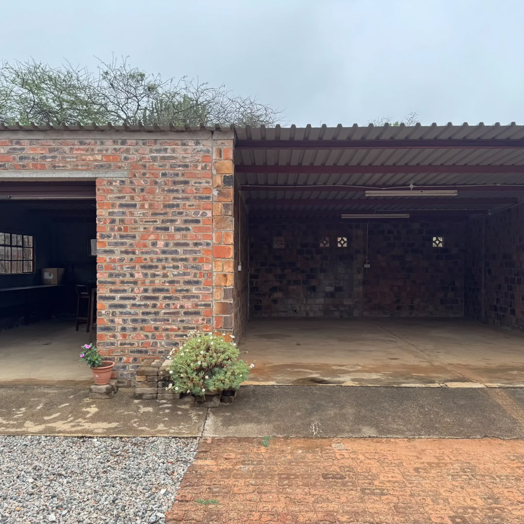 4 Bedroomed Thatched House in Burnside For Sale