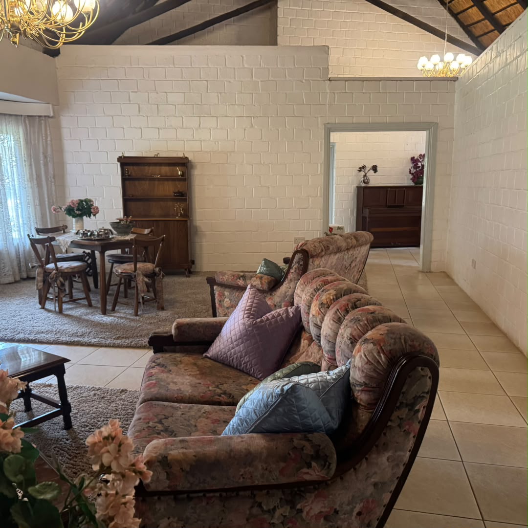 4 Bedroomed Thatched House in Burnside For Sale