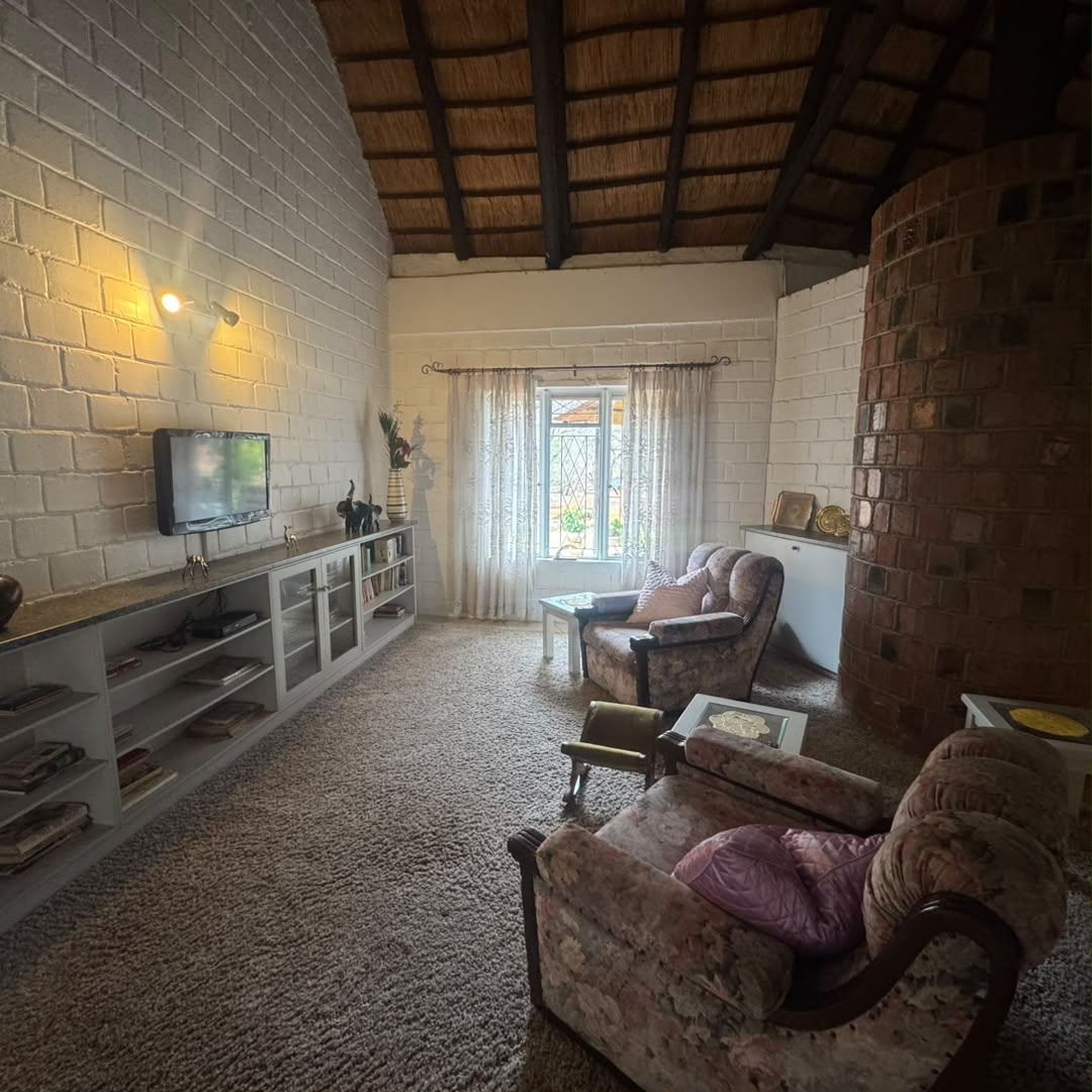 4 Bedroomed Thatched House in Burnside For Sale