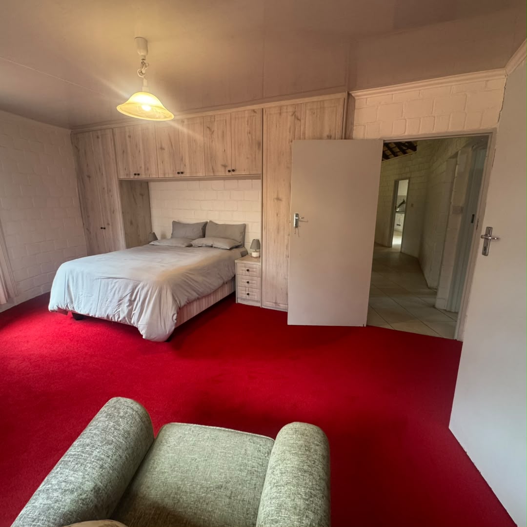 4 Bedroomed Thatched House in Burnside For Sale