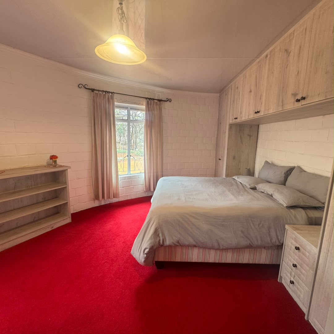 4 Bedroomed Thatched House in Burnside For Sale