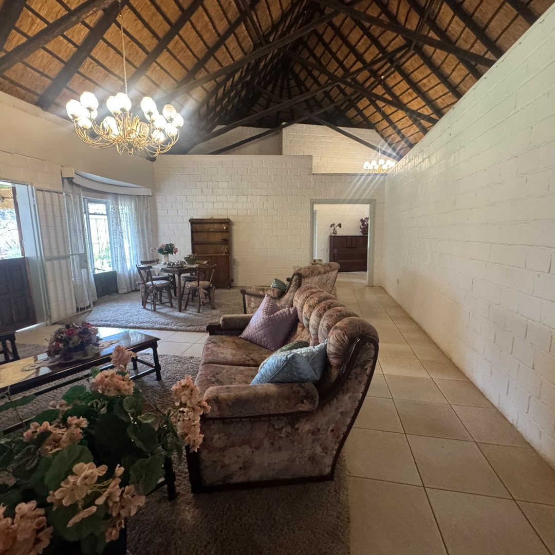 4 Bedroomed Thatched House in Burnside For Sale