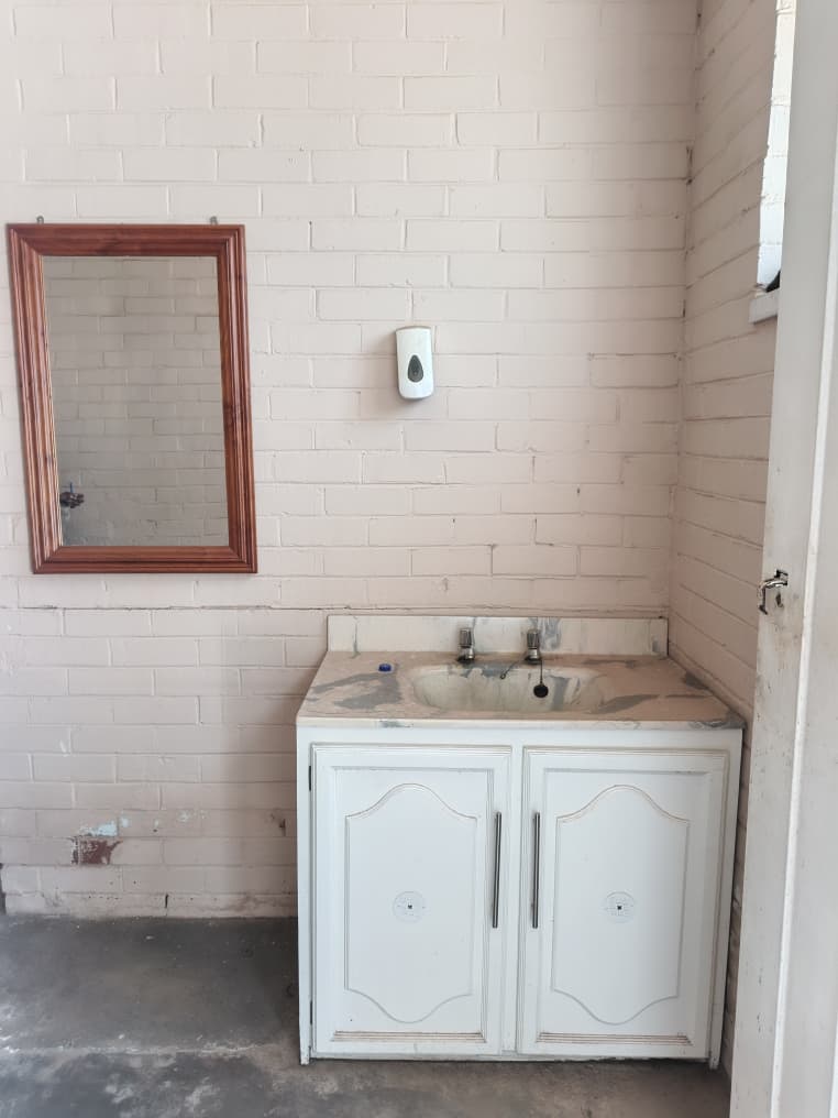 Commercial Shop Space in Belmont To Rent