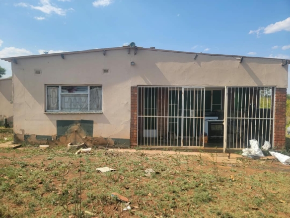3 Bedroomed House on 1.045Ha in Douglasdale For Sale